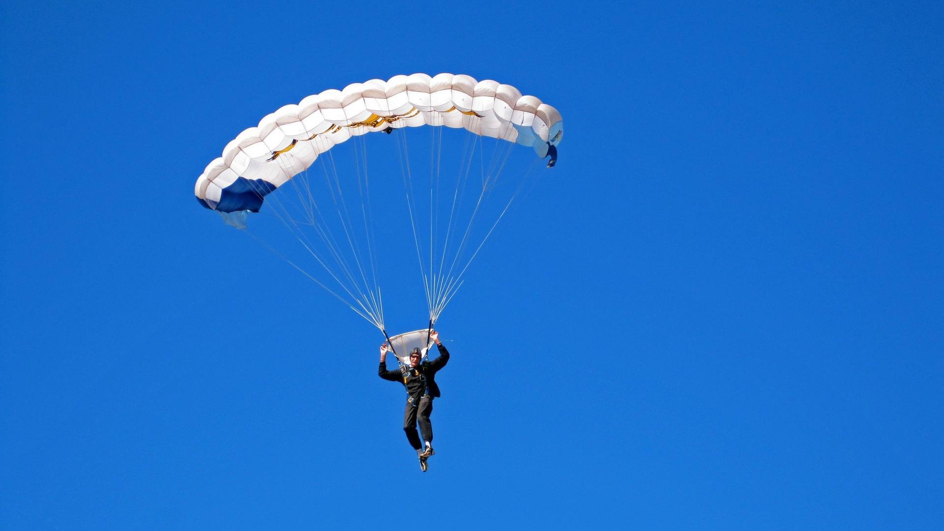 开云体育充值-塞内加尔队后卫佩雷斯在巴黎奥运会上表现出色，塞内加尔中后卫
