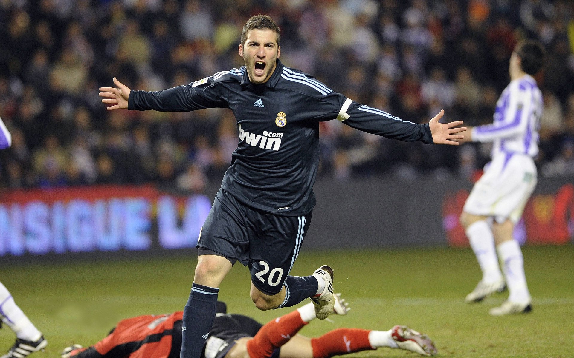 塞内加尔队后卫吉梅内斯在巴黎奥运会上表现出色，何塞·吉梅内斯